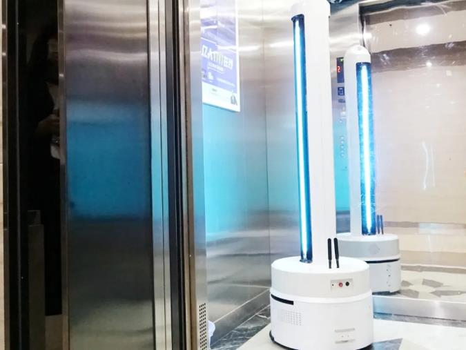 医疗防护机器人对电梯间进行消毒